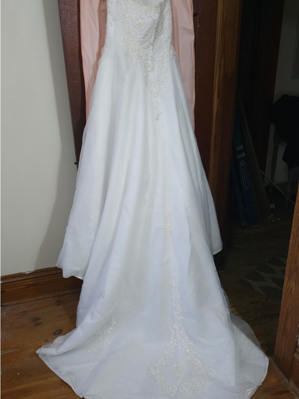Elegant White Bridal Gown with Lace Appliqué